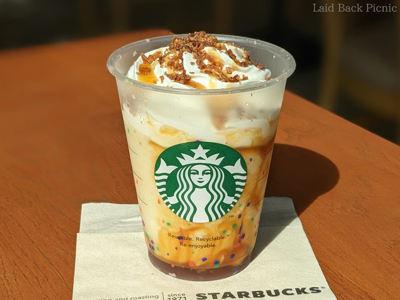 黄色いフラペチーノの上にたっぷりホイップ