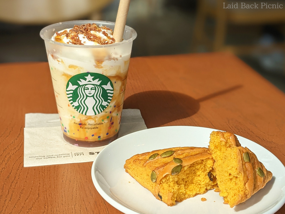 黄色いフラペチーノと黄色いスコーン