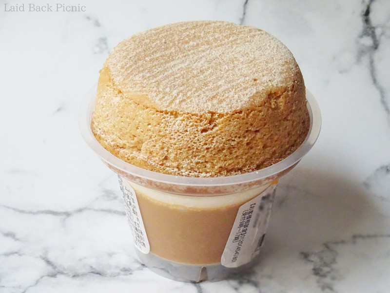カップからスフレが飛び出るほど高さのあるスイーツ