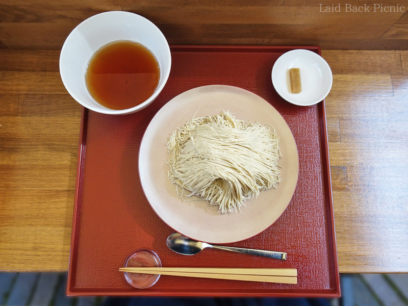 大きなお皿に朱雀、小皿に栗のお菓子、ほうじ茶