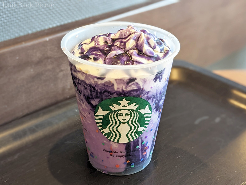 紫芋バニラソース入りのフラペチーノの上にはホイップや紫芋ソースのトッピング