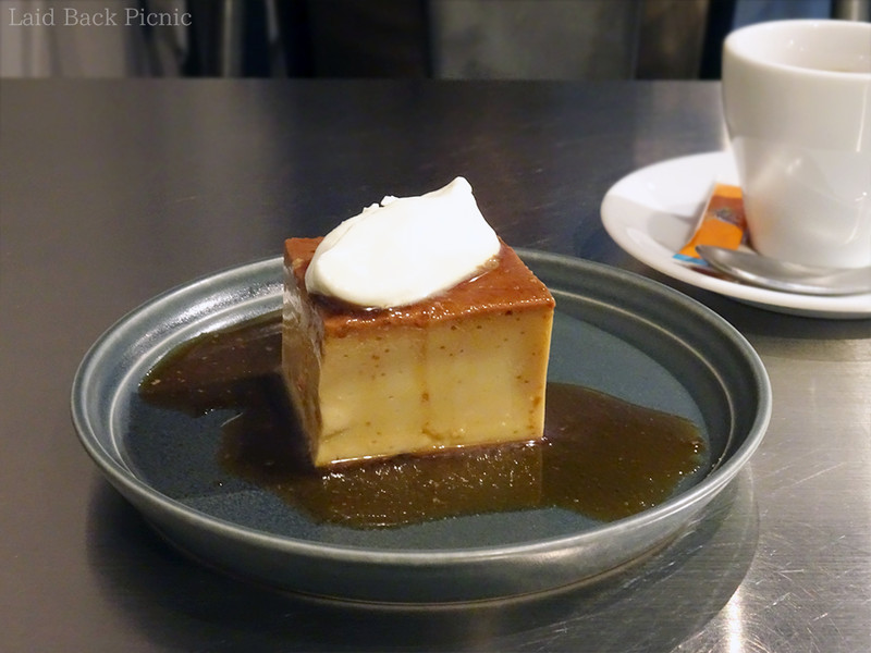 四角いプリンにホイップが乗っている