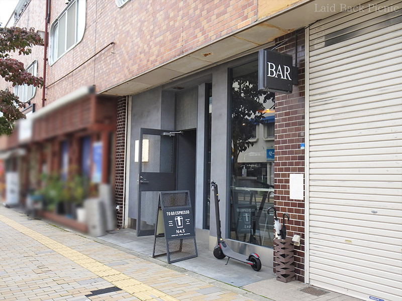 黒を基調としたシンプルな外観
