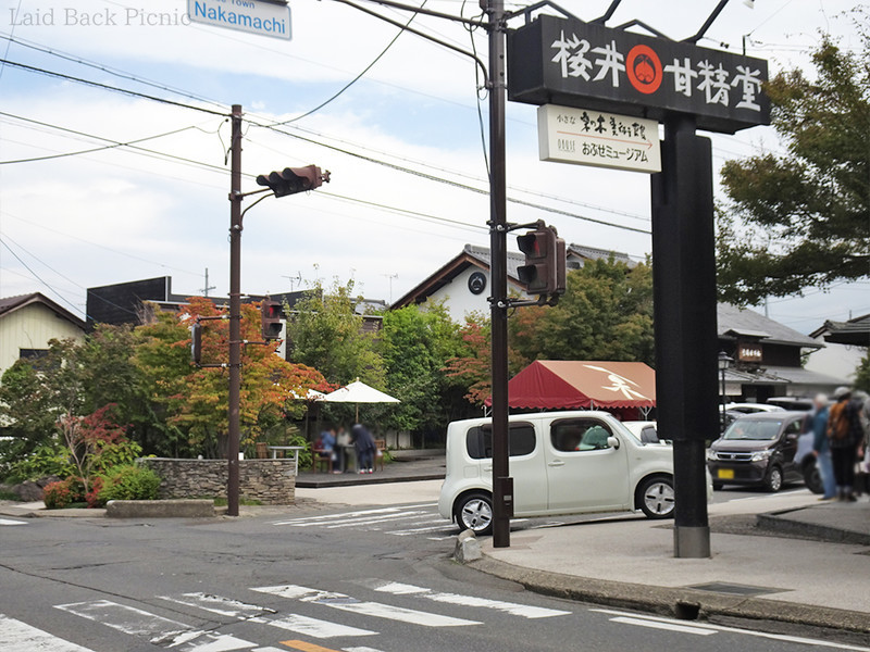 交差点の角地にある店舗