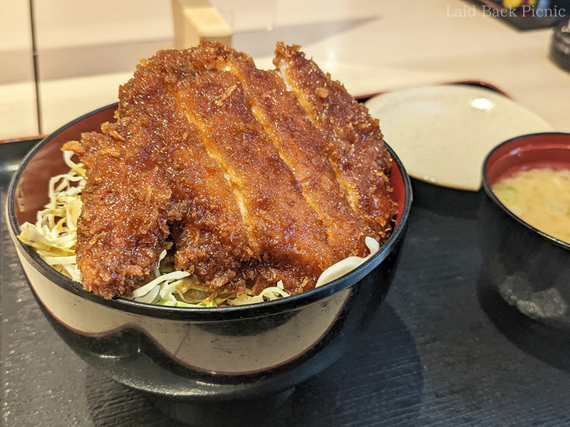 丼の上にそびえ立つソースかつ