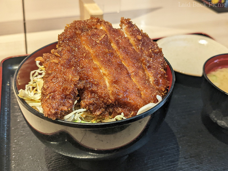 丼の上に飛び出るようにソースかつが盛られている