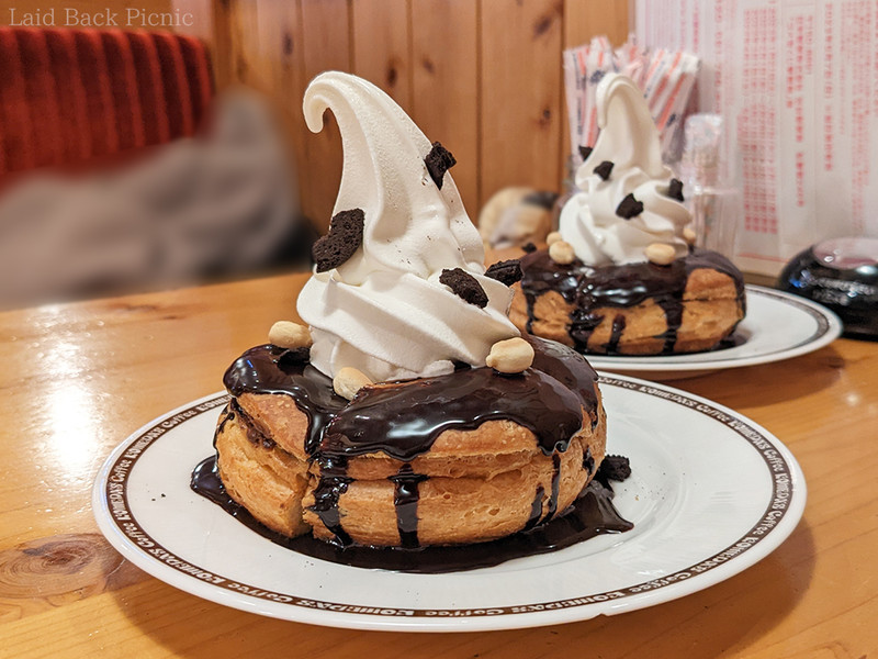 シロノワールにたっぷりチョコソースがかかっている