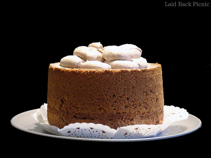 チョコクリームはシフォケーキの上にだけ絞られている