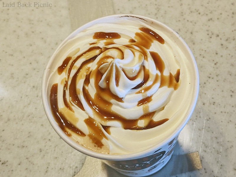 ホイップクリームの上にソース