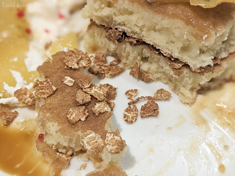 2枚のパンケーキの間にもち麦フレーク入り
