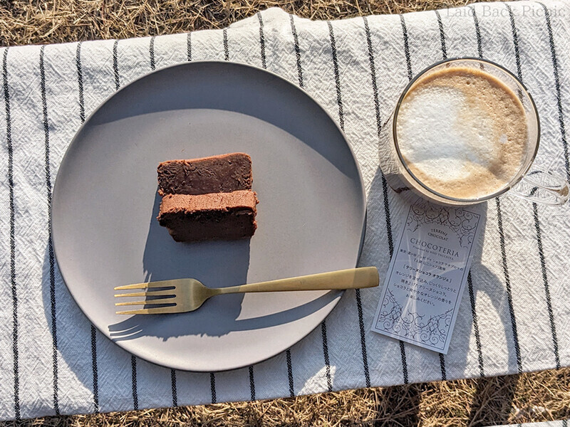 少しだけカットしてお皿のせ、コーヒーと一緒にいただく