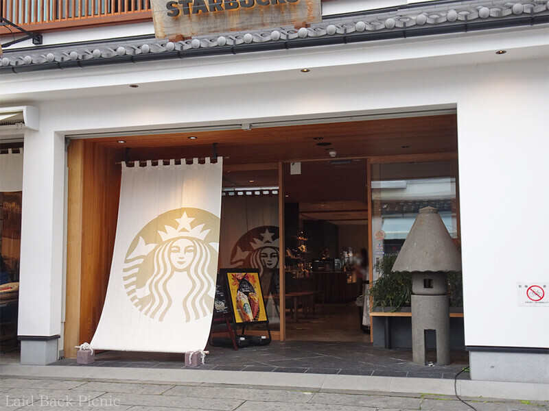 セイレンのロゴマーク入りオーニングがガラスにうつる