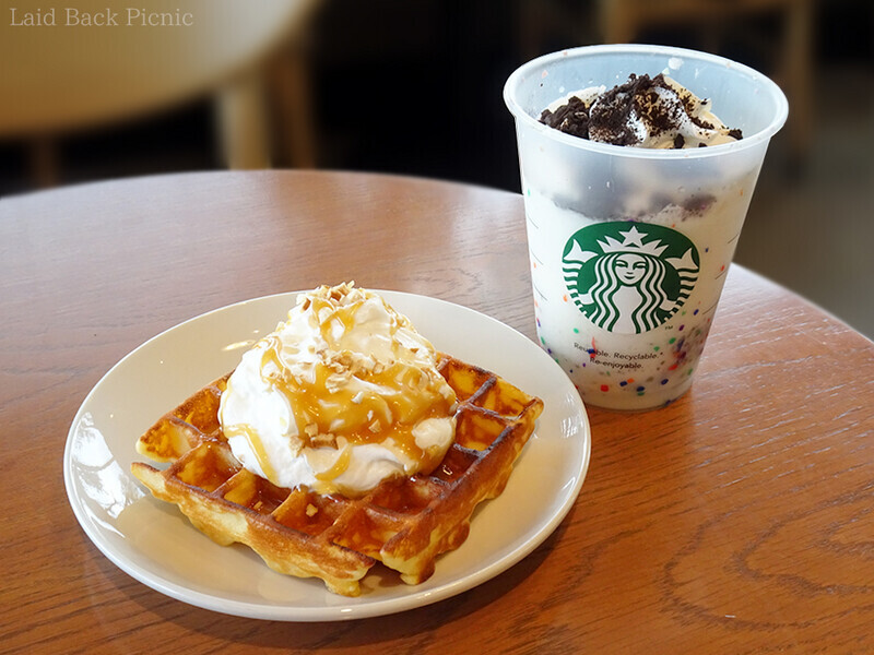 ブラックココアクッキーを使ったフラペチーノとキャラメルソースやプレッツェルトッピングのワッフル