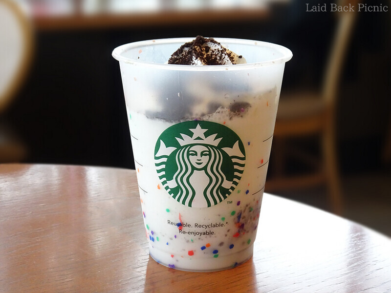 バニラフラペチーノをベースにブラックココアクッキーを使っている