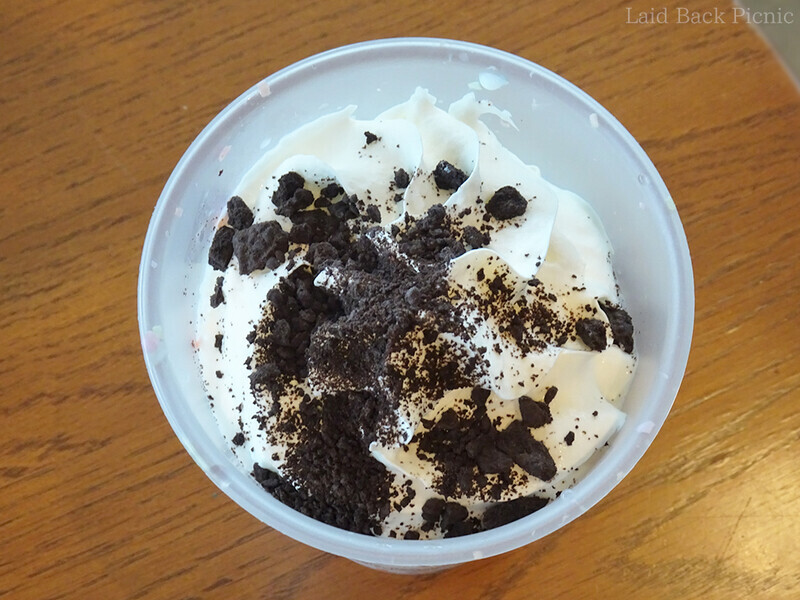 白いクリームとブラックココアクッキーのコントラストが綺麗