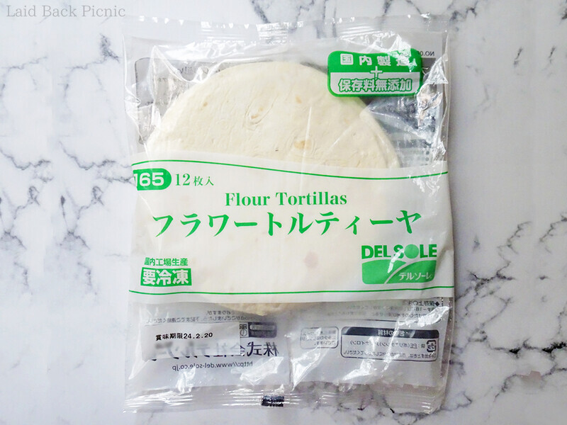 透明な袋にトルティーヤが入っている