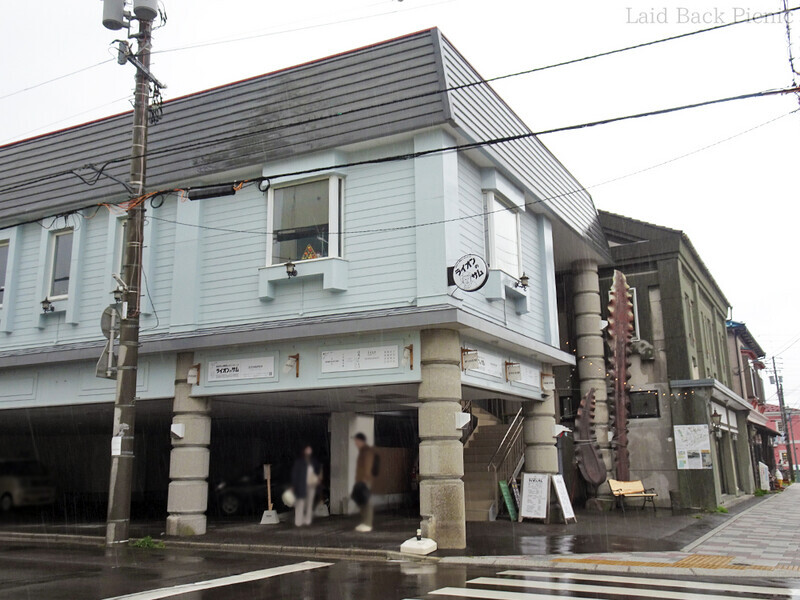 角地にある建物の2階がお店