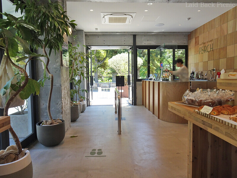 ガラス張りの明るい店内