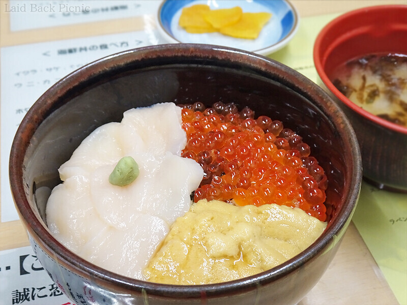 普通サイズのご飯少なめ、ウニ・イクラ・ホタテの三色丼。
