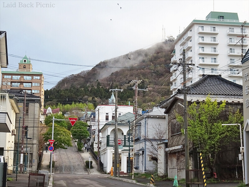 急な坂の先には山頂まで見える函館山