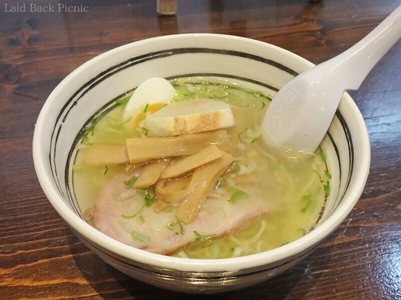 透き通ったスープに細麺、めずらしいのはお麩のトッピング。