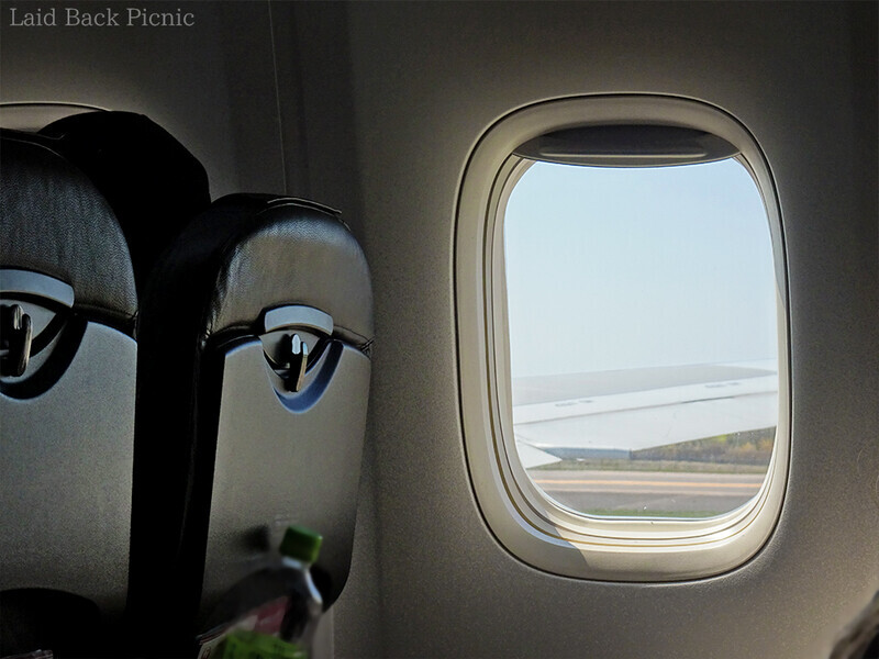 飛行機の窓から見える青空
