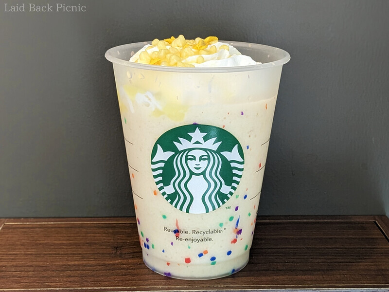 黄色いソースに黄色いトッピングがあるフラペチーノ