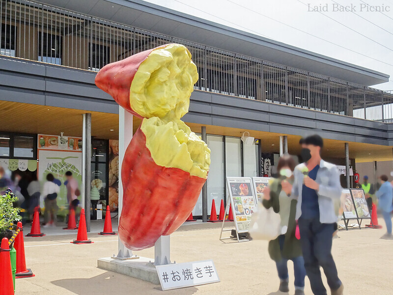 真ん中で二つに割った焼き芋のオブジェ
