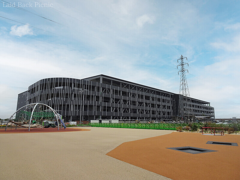 道を挟んで反対側には建設中の建物が見える