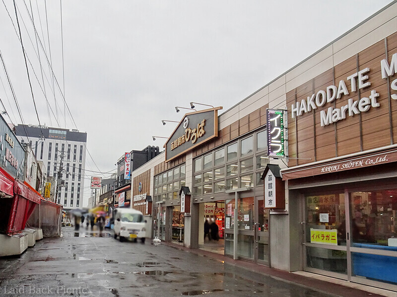 大きな建物の中に小さな店が多く入っている
