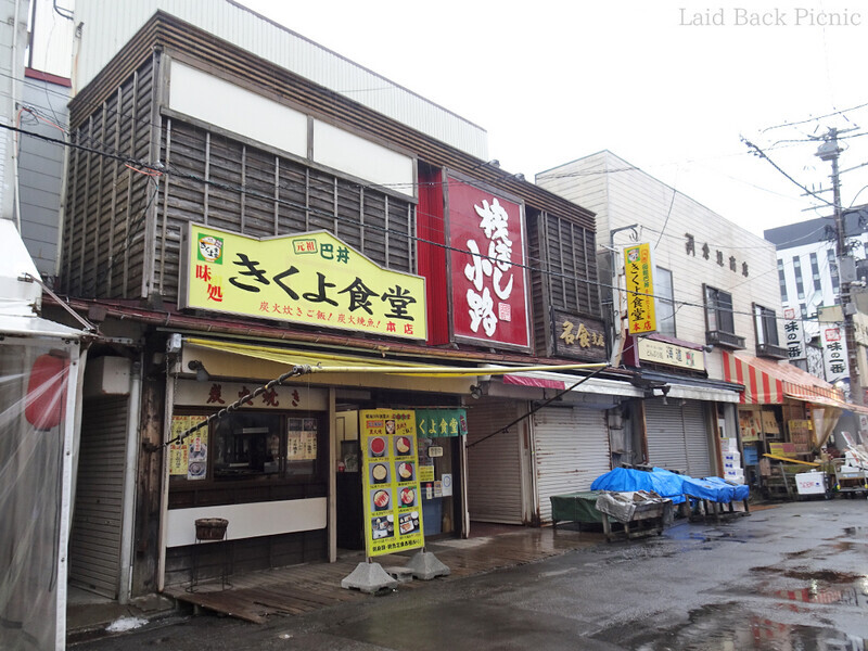 周りには鮮魚店などが並ぶ