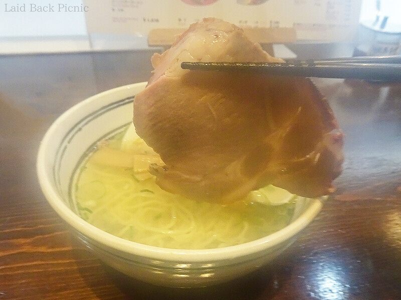 丼の半分を覆う大きなチャーシュー