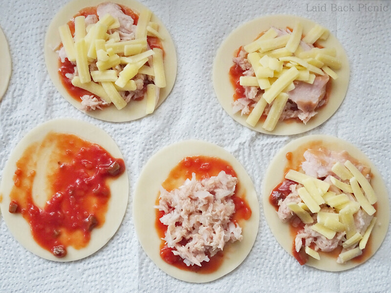 ピザソースの上に具材、チーズをのせたところ。