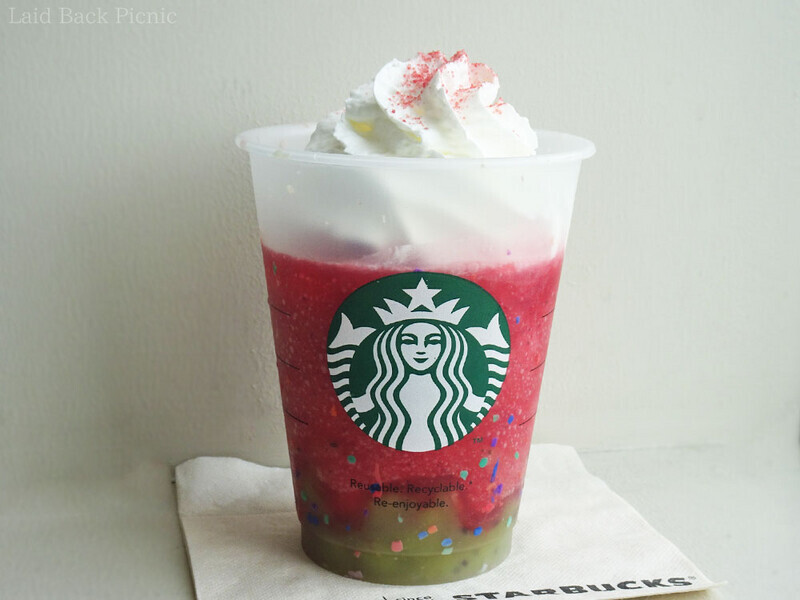 緑や赤の色でもスイカを表現したフラペチーノ