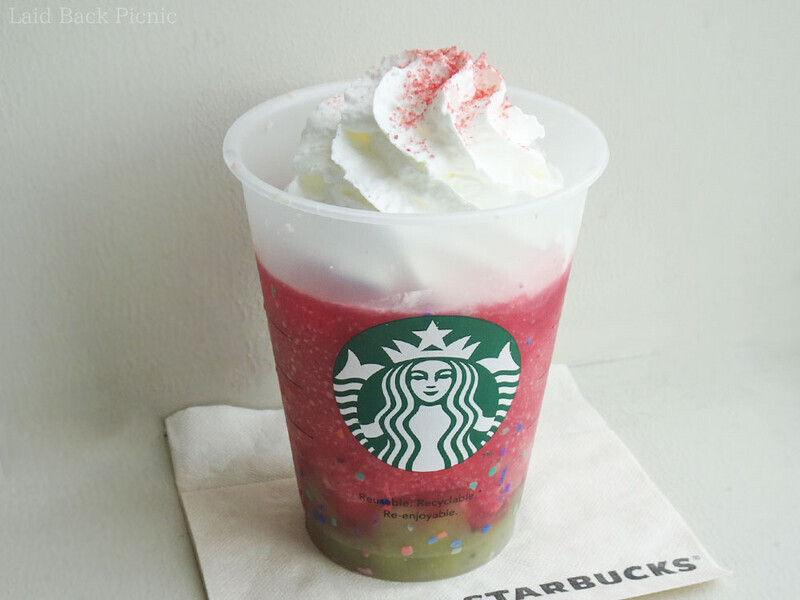 カップ底にはキウイ、フラペチーノは赤く、ホイップは白。