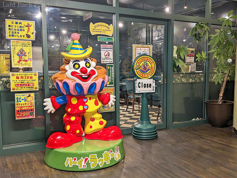 ラッキーピエロのキャラクターが入り口前にある