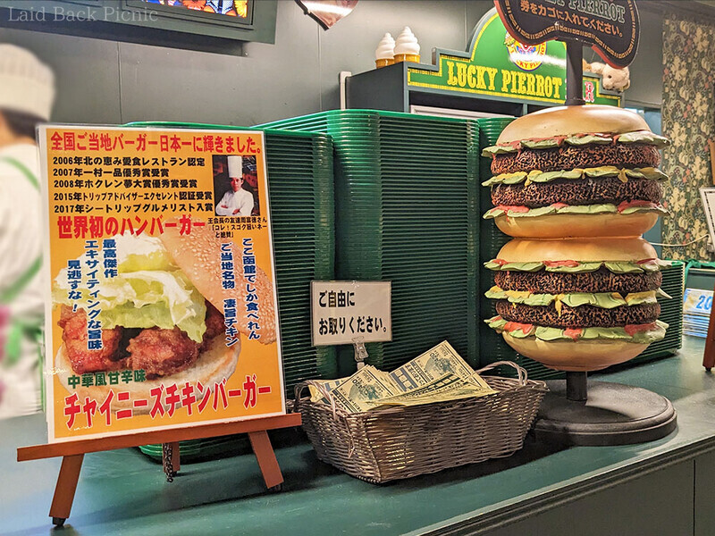 レジの近くには大きなハンバーガーのオブジェ