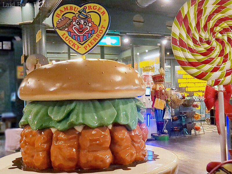 ハンバーガー型のイス