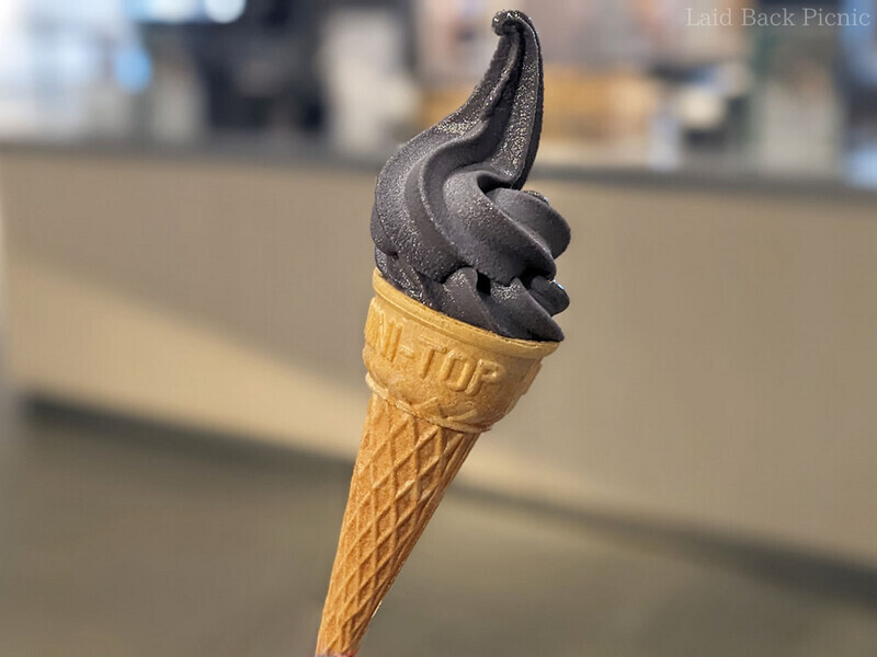 いつものコーンに、黒いソフトクリーム。
