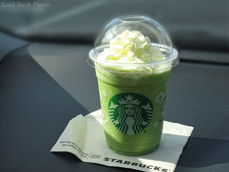 いつもの抹茶クリームフラペチーノの上に、ほんのり黄色いクリームのトッピング。