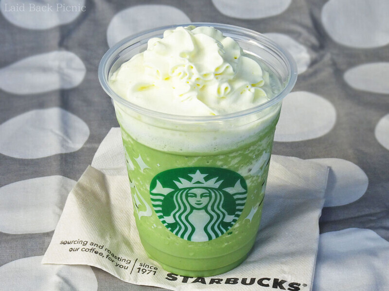 いつもの濃い緑色をしたフラペチーノの上に、ほんのり黄色いクリーム。
