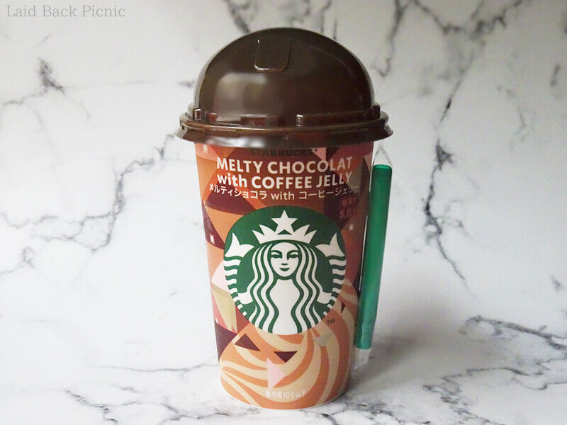 カップにはミルクとチョコレートが溶けあうような渦巻きデザイン、フタはドーム型でフラペチーノを思わせる。