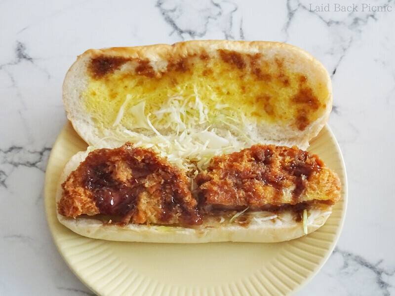丸いハムカツを半分にカットし、横並びに置いた配置。