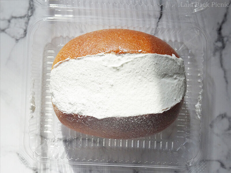 ハーフサイズのコッペパンに、これでもかとクリームが入っている。