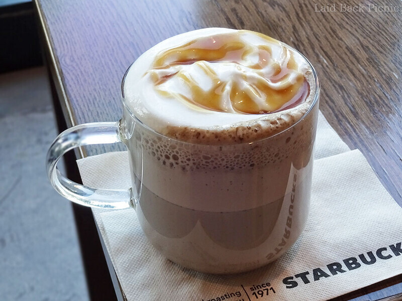 ほうじ茶+ミルク色のラテに白いホイップクリーム