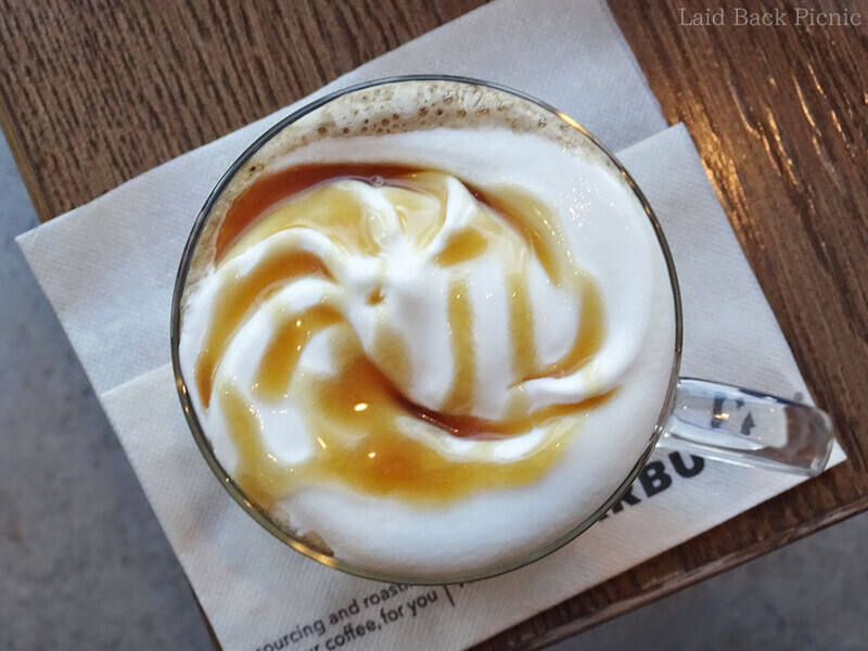 白いホイップクリームにキャラメル色のソース