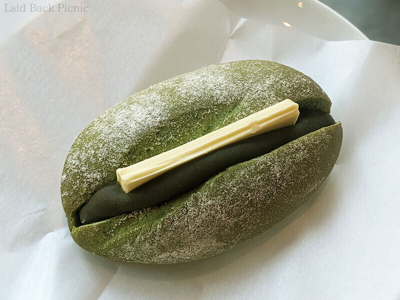 パンの中心に切れ目を入れ、抹茶あんとバターをたっぷりサンドしている。