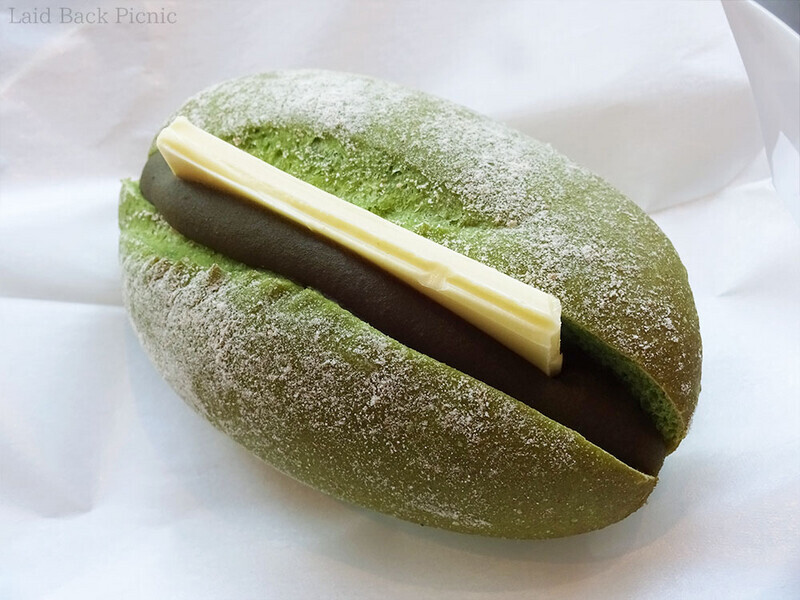 緑色の抹茶パンに、緑色の抹茶あんとバターがサンドされている。