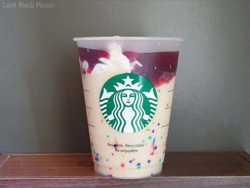 白っぽいフラペチーノにホイップ、その上から赤いソースがかかっている。