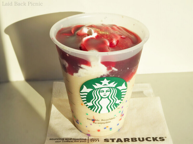 クリーム色に近いフラペチーノに、ホイップクリームと赤いソースのトッピング。
